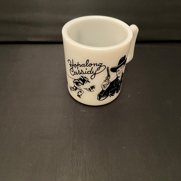 Hopalong Cassidy Child's Milk Glass Mug With a Black Illustration - Picture 2 of 3
